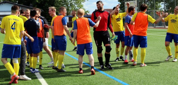 Besser hätte der Abschied nicht verlaufen können: Torwart Andreas Knaack (M.) hatte mit der letzten Aktion seines letzten Spiels den Elfmeter zum 5:0 verwandelt.