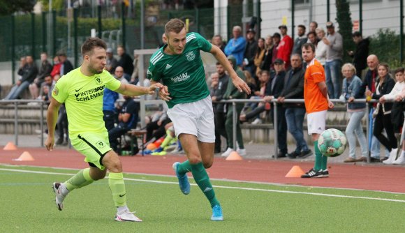 Tim Weinbach (r.) leitete den fünften Niersteiner Sieg in der Aufstiegsrunde ein.