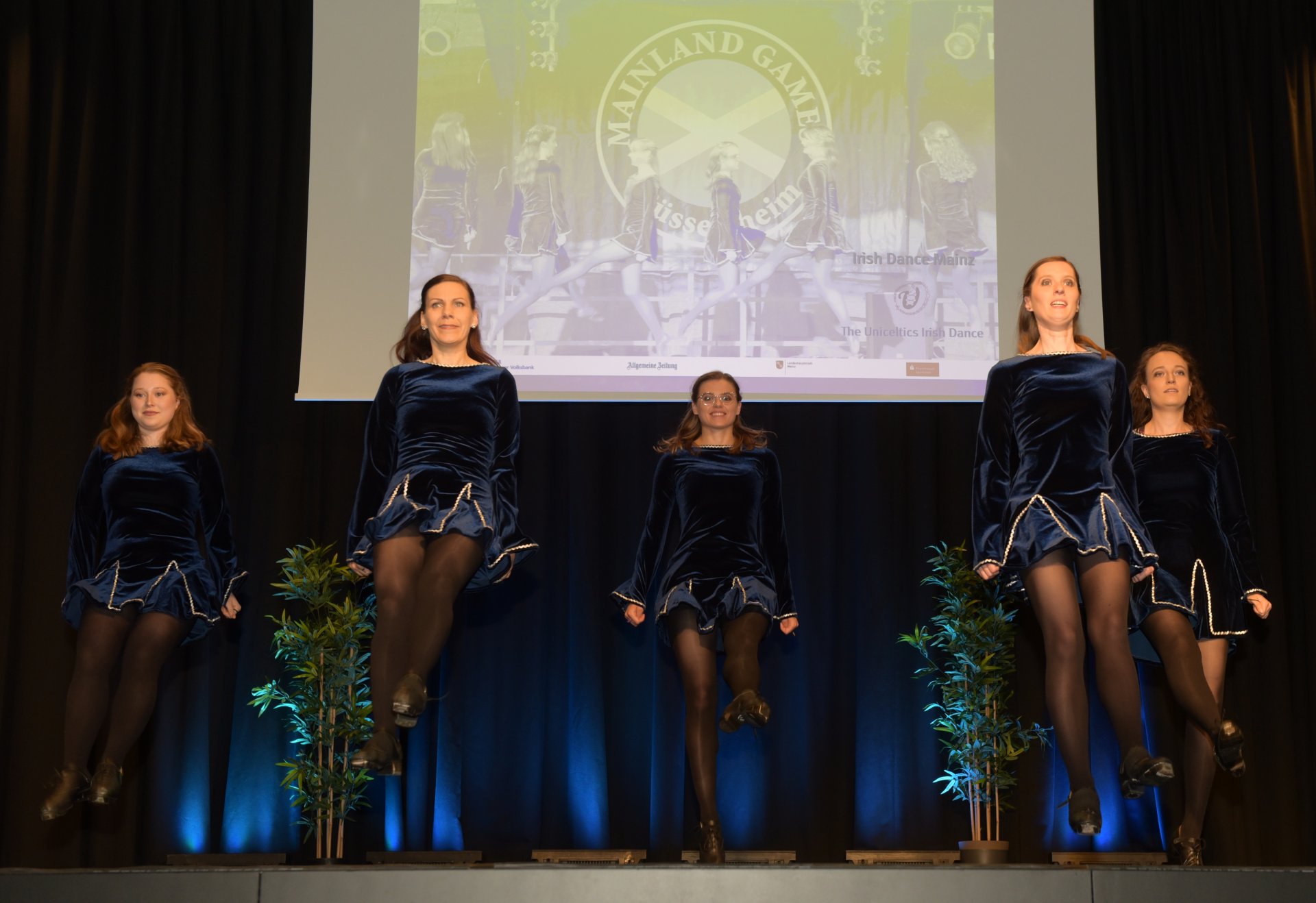 Zum Abschluss gehörte die Bühne noch einmal den Uniceltics, unter anderem Mannschaftsweltmeisterinnen 2019. Die krankheitsbedingt dezimierte Irish-Dance-Formation unter der Leitung von Anna Schlie (2.v.l.) hätte alle Längen in den Zwischenteilen der Veranstaltung wegsteppen können. Es gab allerdings keine.