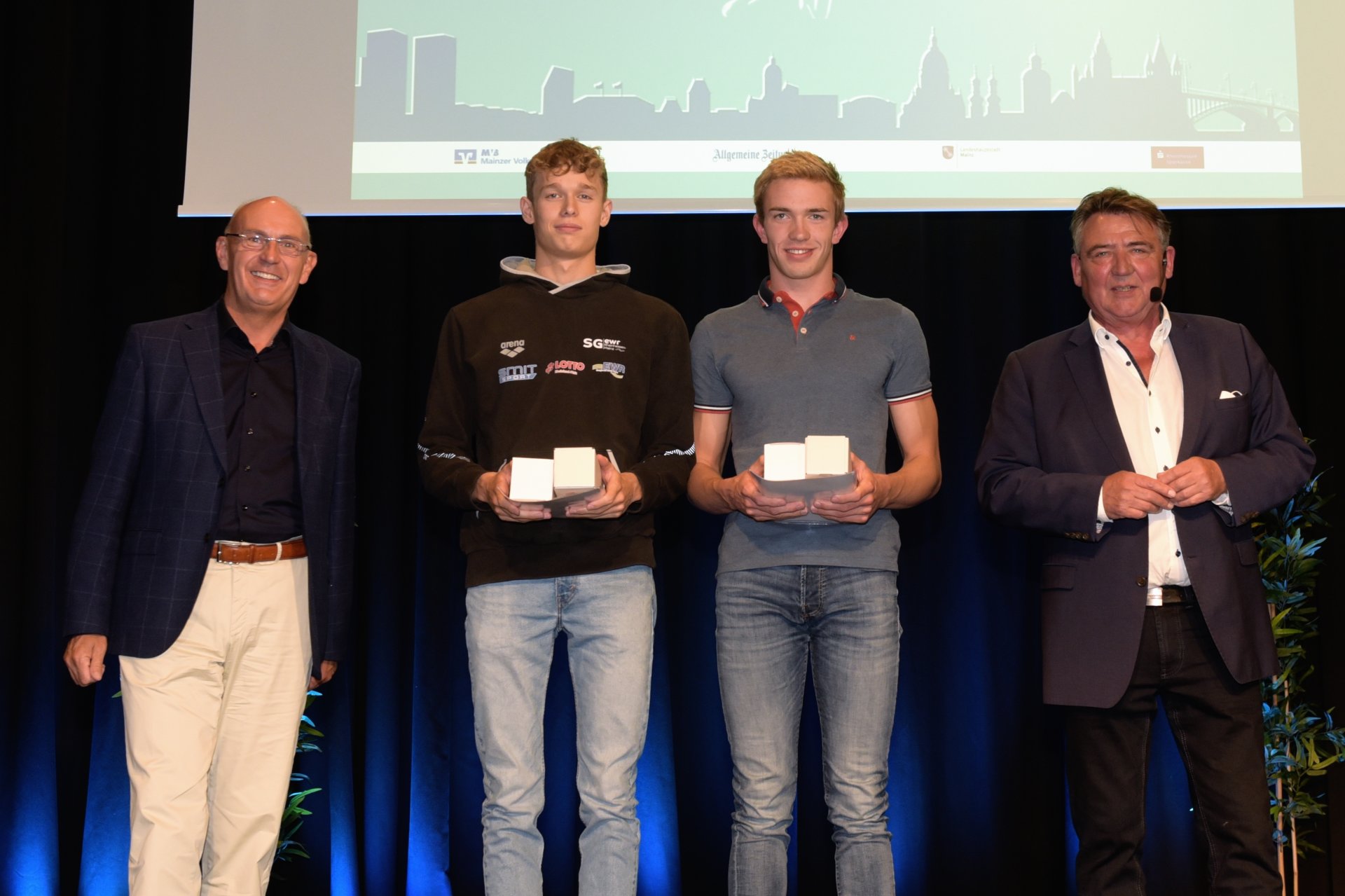 Als erste geehrt wurden Mathis Schönung und Lukas Klos von der SG EWR Rheinhessen-Mainz. Die beiden Nachwuchsschwimmer hatten bei den Deutschen Jahrgangsmeisterschaften die Titel über 100 Meter Brust beziehungsweise 50 Meter Freistil gewonnen. Als Pate fungierte Uwe Abel (l.), der Vorstandsvorsitzende der Mainzer Volksbank, seit vielen Jahren Sponsor der Veranstaltung.