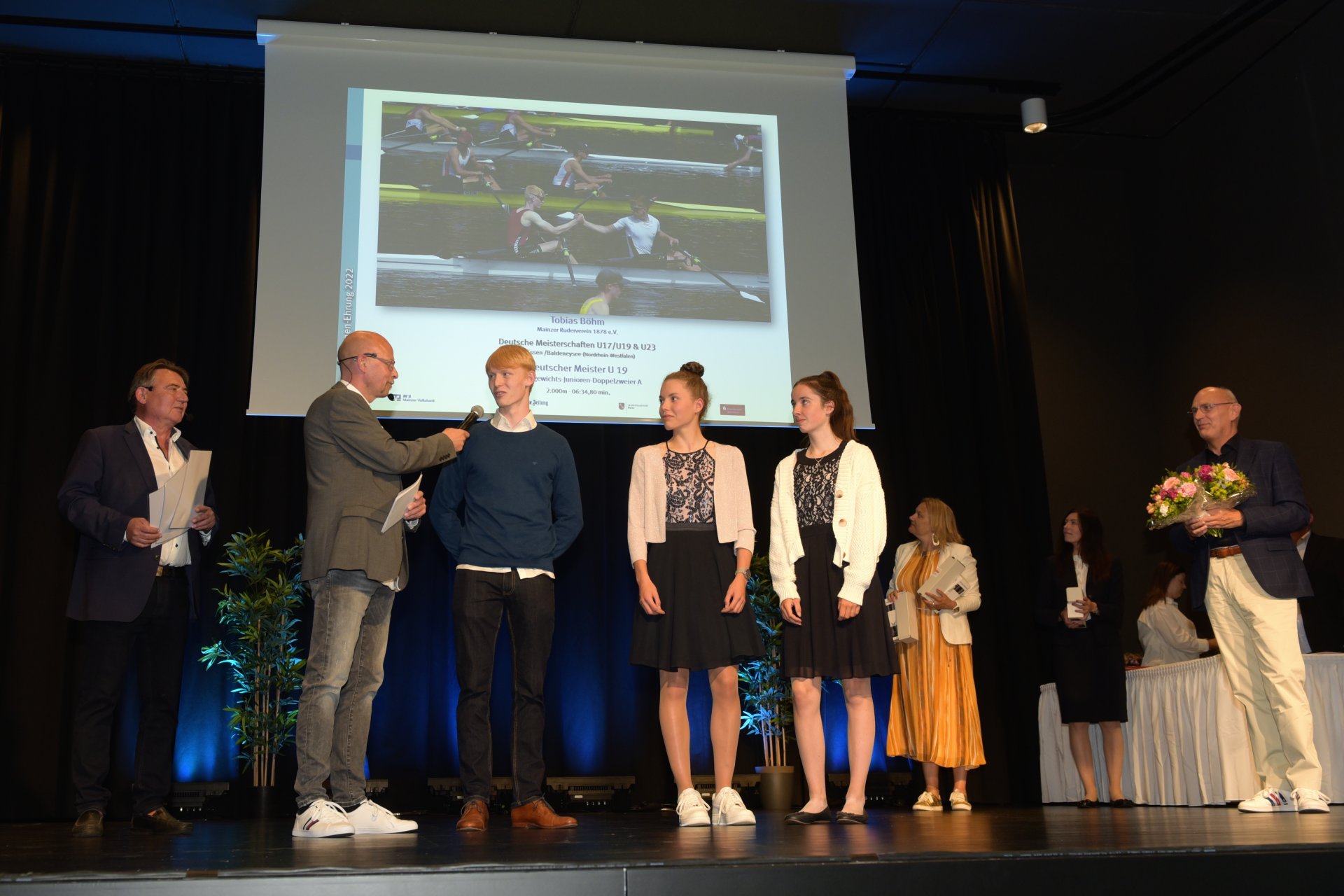 Vom Mainzer Ruderverein: Liliana Zimmermann (3.v.r) und Lilly Blair, Deutsche U-17-Meisterinnen im Zweier ohne Steuerfrau, sowie Tobias Böhm, der im leichten Doppelzweier der U19 zum Titel fuhr.