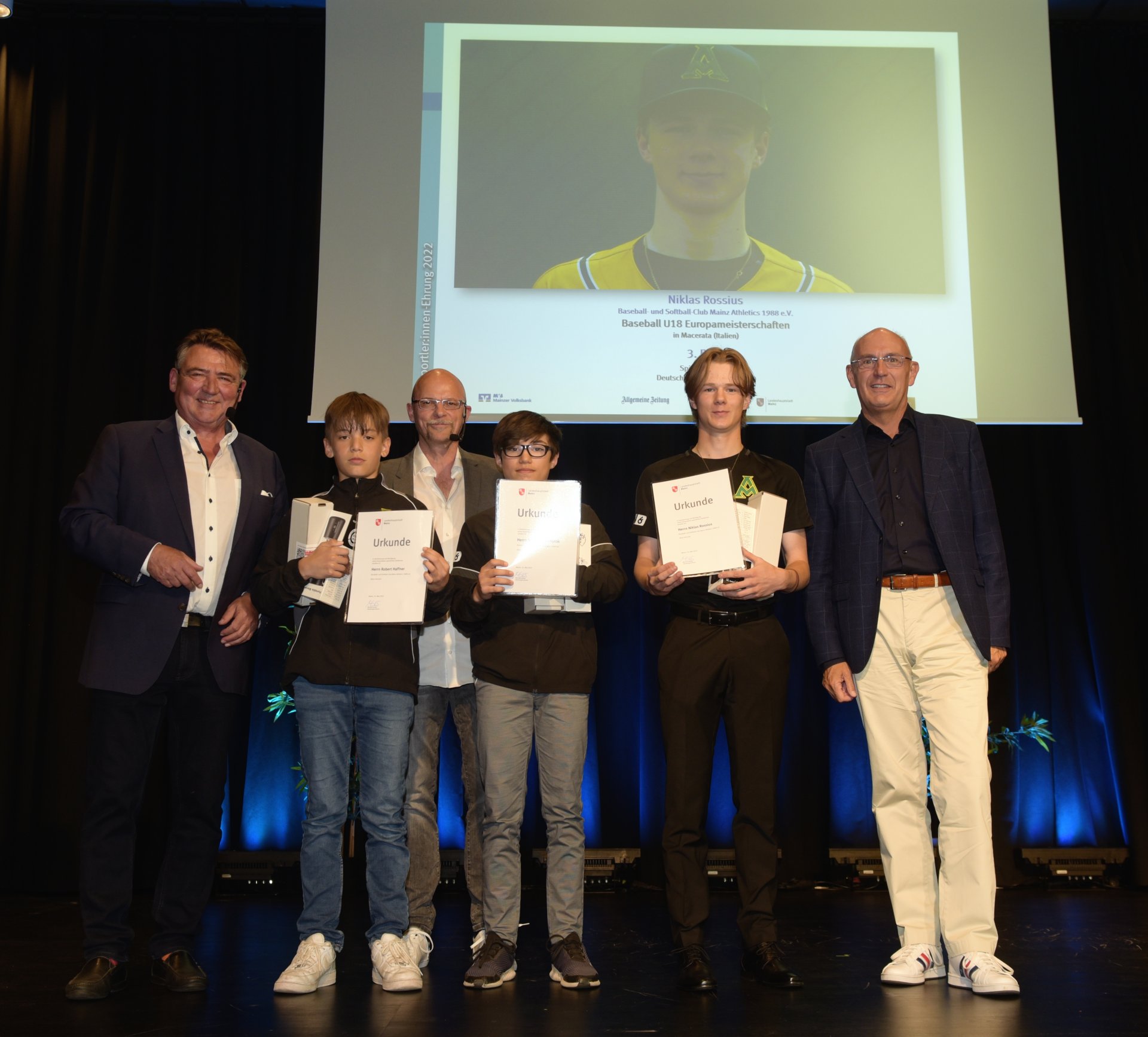 Der Nachwuchs schlägt sich – und wie: Robert Haffner (2.v.l.) und Ario Sean Krischok, Baseballer der Mainz Athletics, wurden mit der deutschen U-12-Nationalmannschaft ebenso Dritte bei der Europameisterschaft wie Niklas Rossius mit der U18.