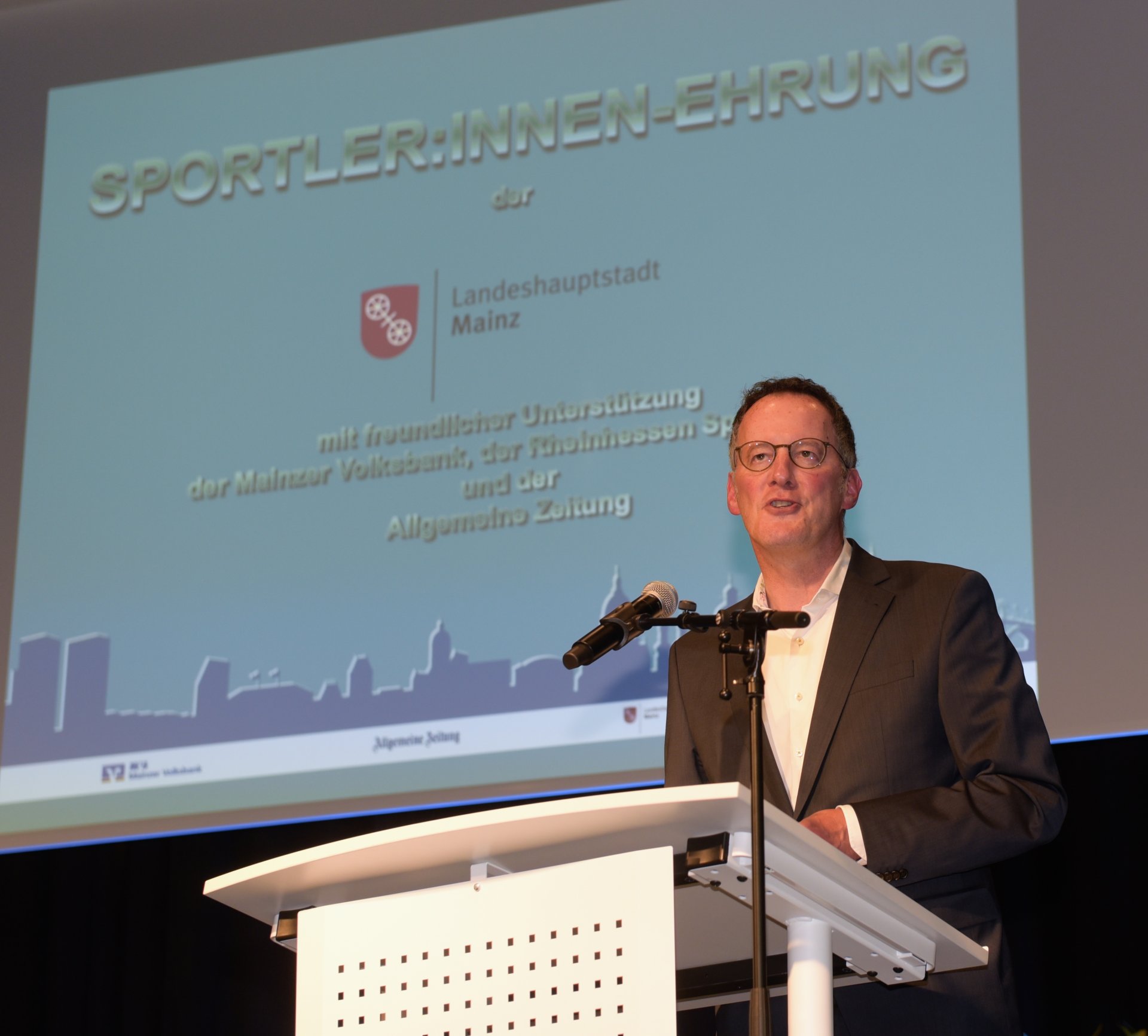 Kein Sportler, sondern Oberbürgermeister: Michael Ebling freute sich mit den Akteuren und ihrem Anhang, dass nach der bleiernen Schwere der Coronajahre auch im Sport die Normalität wieder eingekehrt ist.