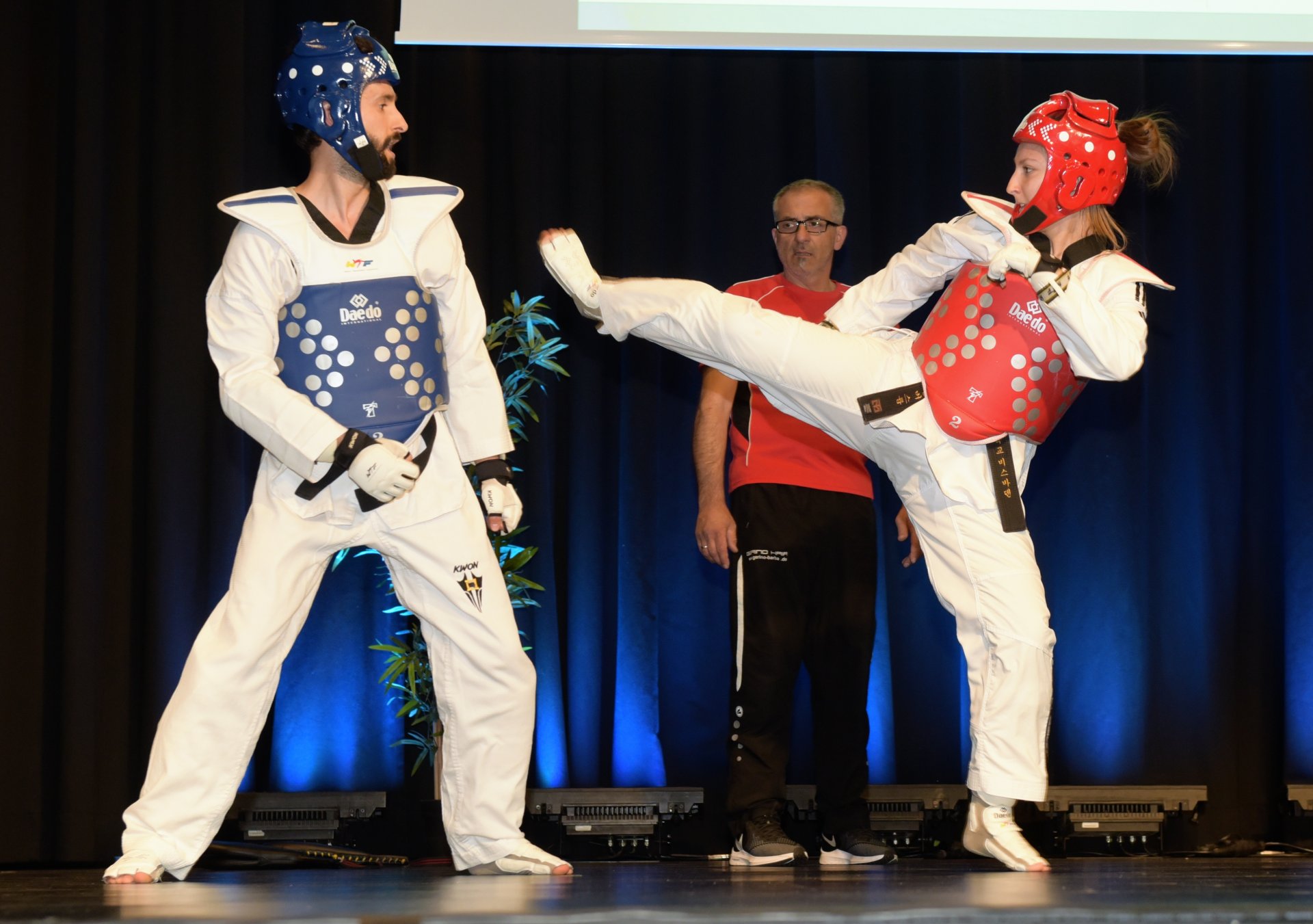 …und seine Mitstreiterinnen und Mitstreiter vom Mainzer Verein Taekwondo Armare gingen anschließend hand- und fußfest zur Sache.