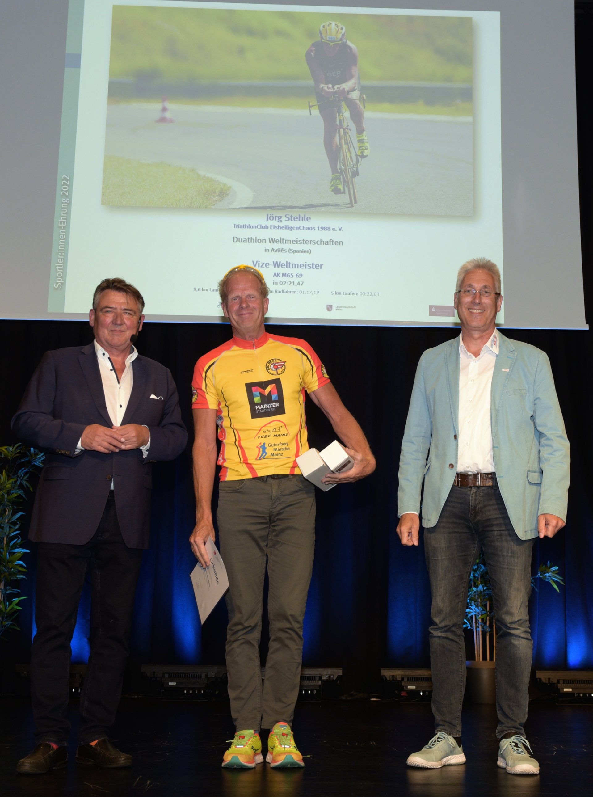 Eine Ehrung ohne den gelben Blitz wäre wie ein pointenloser Witz: Jörg Stehle vom TCEC Mainz wurde im vorigen Jahr Vizeweltmeister und Europameister im Duathlon der AK65 – und hat in diesem Jahr bereits Erfolge verbucht, die ihn auch nächstes Jahr auf die Bühne führen werden.