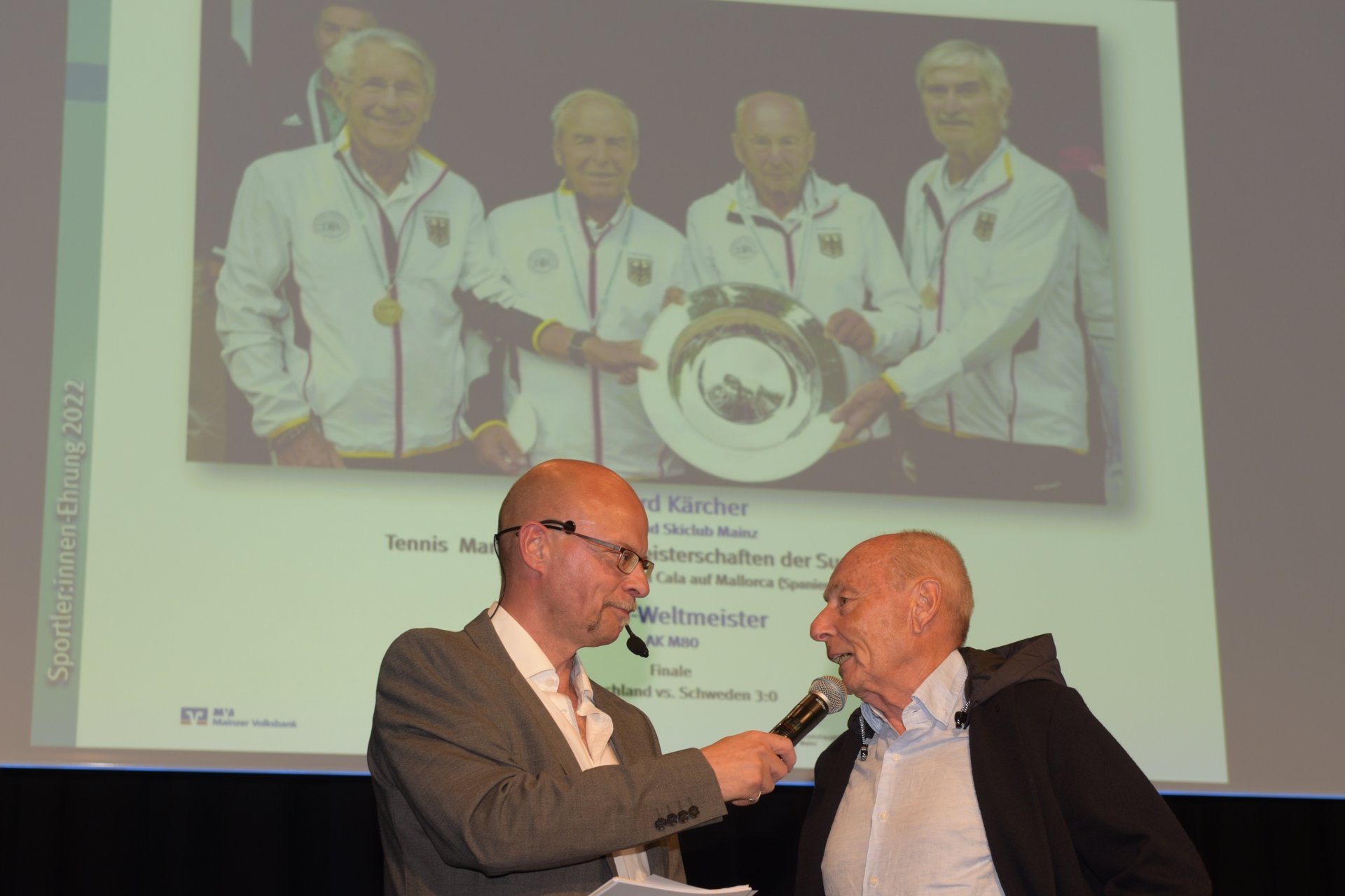 Alter Schwede: Eckard Kärcher wurde mit dem deutschen Tennisteam der Herren 80 Weltmeister. Im Finale bezwang der Mann von TSC Mainz einen 2-Meter-Hünen aus dem Land Björn Borgs mit 6:2, 6:2. Ohne Lobs, aber mit intelligentem Spiel.