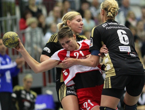 Schwer sich durchzusetzen wird es, wie hier für Kreisläuferin Katharina Wagner im Pokalspiel gegen Sachsen Zwickau, mit Sicherheit auch gegen die gut eingespielte Defensive von Aufsteiger TV Beyeröhde.