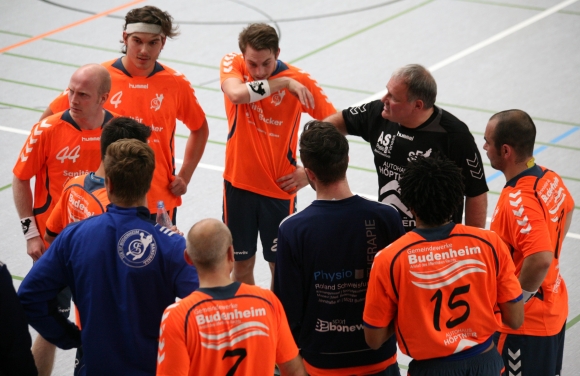 Die Reiserei hat ein Ende: Die Sportfreude Budenheim können ihre Auszeitbesprechungen nun regelmäßig auch wieder auf ihrem grünen Hallenboden abhalten.  