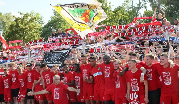 Die Wormser Fans gaben in Mombach 90 Minuten lang den Ton an, und mit ihrer Mannschaft feierten sie anschließend die Meisterschaft.