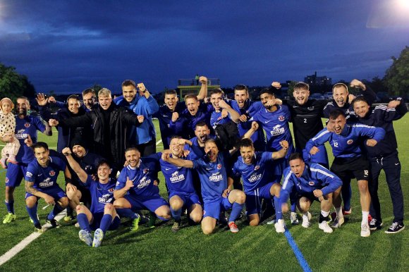 Endlich geht's hoch: Der TSV Mommenheim feierte am Mittwochabend die Meisterschaft in der A-Klasse...