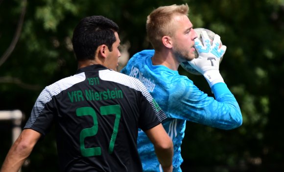 Sebastian Neef hielt in der 85. Minute einen Elfmeter und seine Mannschaft damit im Spiel. In der Nachspielzeit aber musste der Niersteiner Keeper das 0:2 hinnehmen.