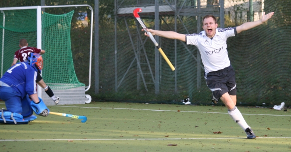 Wenn einer beim TSV seine Tore gebührend zu feiern weiß, dann Phil Rügner. Bei seinem ersten Einsatz in der neuen Feldrunde bereitete er den 1:1-Ausgleich vor, hier hat er soeben das vorübergehende 2:2 erzielt. 