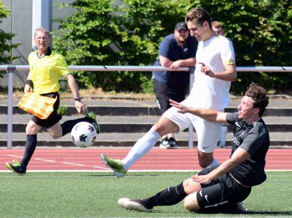 Daniel Markiefka (l.) und der SV Ober-Olm haben die Überraschung verpasst und bleiben der A-Klasse erhalten.