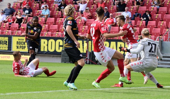 Niklas Tauer bei der legendären Grätsche gegen den Leipziger Nkunku.