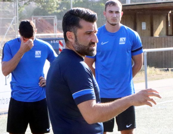 Der neue Trainer Aydin Ay hat mit dem TSV Schott die Vorbereitung auf die kommende Oberligasaison begonnen.
