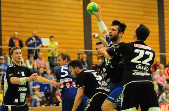 Erst in der 25. Minute kam Philipp Becker erstmals in Spiel und sicherte durch drei Treffer den Pausenvorsprung. Die hohen Erwartungen, die dies weckte, konnten nach dem Seitenwechsel weder er noch andere Spieler erfüllen. 