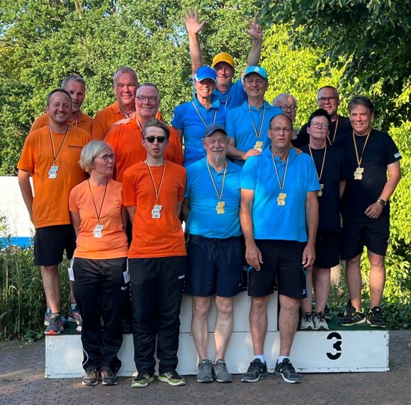 Mittendrin und obenauf: Markus Janßen (hinten, mit gelber Kappe), Alice und Roman Kobisch, Trainer Michael Bamberg und Patrick Beringhausen haben ihren Titel erfolgreich verteidigt.