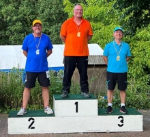 Der Weseler Tim Clasen (Mitte) sicherte sich den Strokeplay-Einzeltitel der Senioren-DM vor den MGC-Spielern Markus Janßen (l.) und Roman Kobisch.