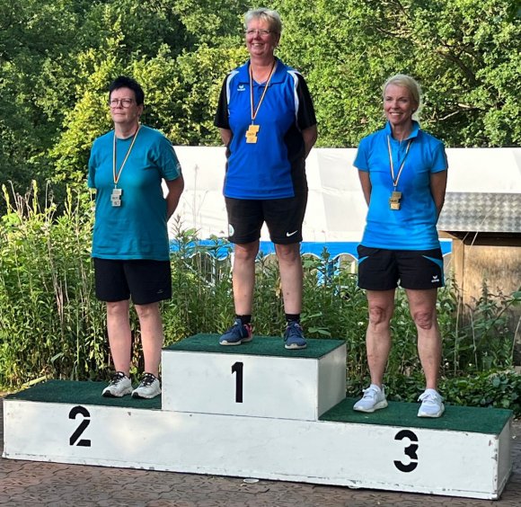 Alice Kobisch (r.) war mit ihrem dritten Platz im Strokeplay-Einzelwettbewerb hinter Nicole Warnecke (Mitte) und Alexandra von dem Knesebeck zufrieden