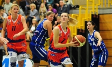 Kapitänin Lilian Koch (M.) und Routinier Gabi Jandová (l.) dürfen sich über den vierten Sieg im vierten Pflichtspiel freuen.