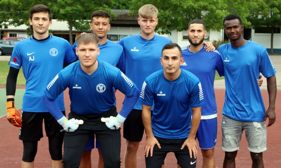 Die Neuzugänge des SV Gonsenheim für die Runde 2022/23. Oben v.l. Andrej Juric, Abdellatif El Mahaoui, Leo Blenske, Belel Meslem, Hady Kallo. Vorne v. l.  Kevin Wieszolek, Raffael Grigoryan. Es fehlt:  Amoah Kwafo de Graft.