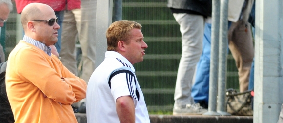 Fassungslos: SVG-Trainer Jörg Jansohn (r., mit Manager Frank Specht) hat sich noch nie so verschaukelt gefühlt wie nach dem Spiel in Betzdorf.