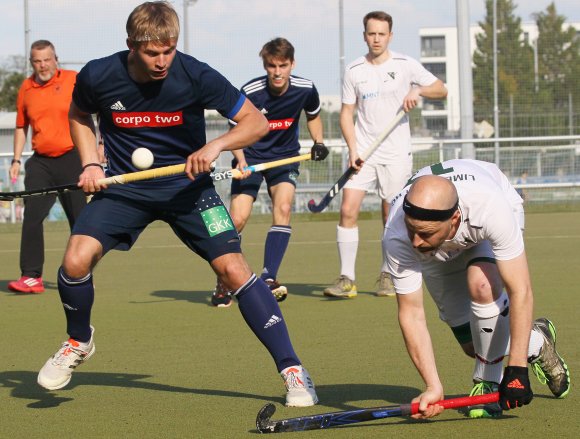 Nach Max Nagels (l.) erneutem Führungstreffer war für den TSV Schott im letzten Auswärtsspiel beim Limburger HC noch alles in Ordnung, die vielen vergebenen Chancen der ersten Halbzeit sollen sich allerdings rächen.