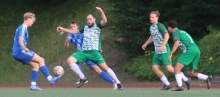 Die TuS-Offensiven Hastie Abdulrahman und Nils Letz unterstützen Marc Beck (v.r.) beim Versuch, SVG-Youngster Jonah Wolf zu stoppen....
