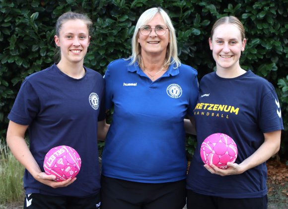 Zwei Neuzugänge begrüßte Trainerin Ildikó Barna beim Trainingsauftakt: Torfrau Rixa Hahn (r.) sowie Ann-Sophie vom Hagen, die den linken Rückraum besetzen soll, kamen beide vom bisherigen Ligakonkurrenten HSG Kleenheim-Langgöns.