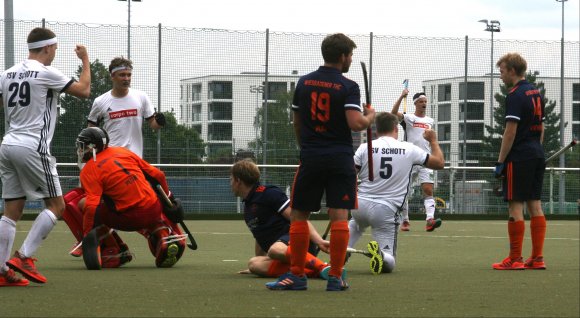 Ob Halle oder Feld: Es ist immer viel los in den Duellen der Schott-Hockeymänner mit dem Wiesbadener THC. Das bisher letzte Gastspiel der Hessen an der Erzbergerstraße endete vor drei Jahren mit einem deftigen 3:6.