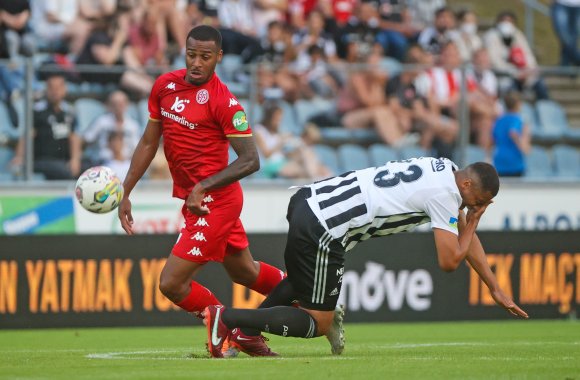 Marlon Mustapha (l.) gehörte in der ersten Halbzeit zu den auffälligsten 05ern.