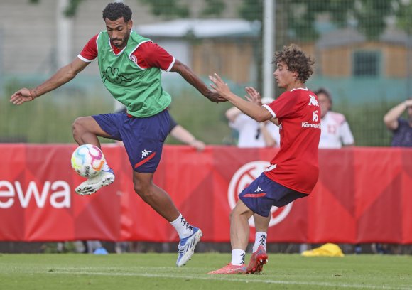 Angelo Fulgini (l.) sieht sich mit seiner Art des Fußballspiels in Mainz gut aufgehoben.