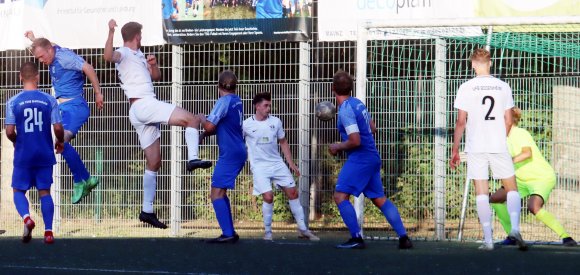 Zur 3:2-Halbzeitführung köpfte Roman Meyenburg  (3.v.l.) nach einem Eckball kurz vor der Pause ein.