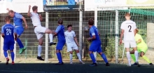 Zur 3:2-Halbzeitführung köpfte Roman Meyenburg  (3.v.l.) nach einem Eckball kurz vor der Pause ein.