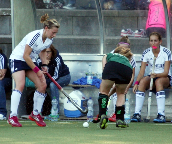 Aline Bessling (l.) kam im Sonntagsspiel bei der DJK Rosenheim ausnahmsweise in der Abwehr zum Einsatz, war da aber nicht gerade überfordert.