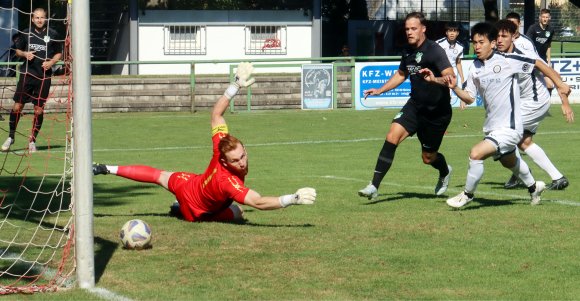 Im Finale fielen die ersten Tore kurz nach dem Anpfiff: Basara-Torwart Felix Pohlenz streckt sich vergeblich nach dem Ball, Paul Basel (Mitte) hat die TuS Marienborn gegen seinen Ex-Verein in Führung geschossen.