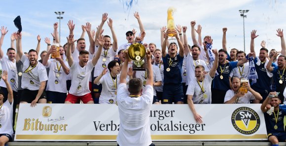 Weil der TSV Schott am 21. Mai erstmals den Verbandspokal gewonnen hat, darf er am Sonntag gegen Hannover 96 spielen.