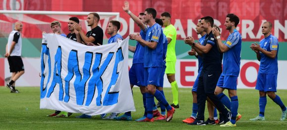 4500 Zuschauer hatte der TSV Schott mit seinem DFB-Pokalauftritt ins Bruchwegstadion gelockt. Für die Unterstützung durch die rund 3500 eigenen Anhänger bedankte die Mannschaft sich mit einem Transparent.