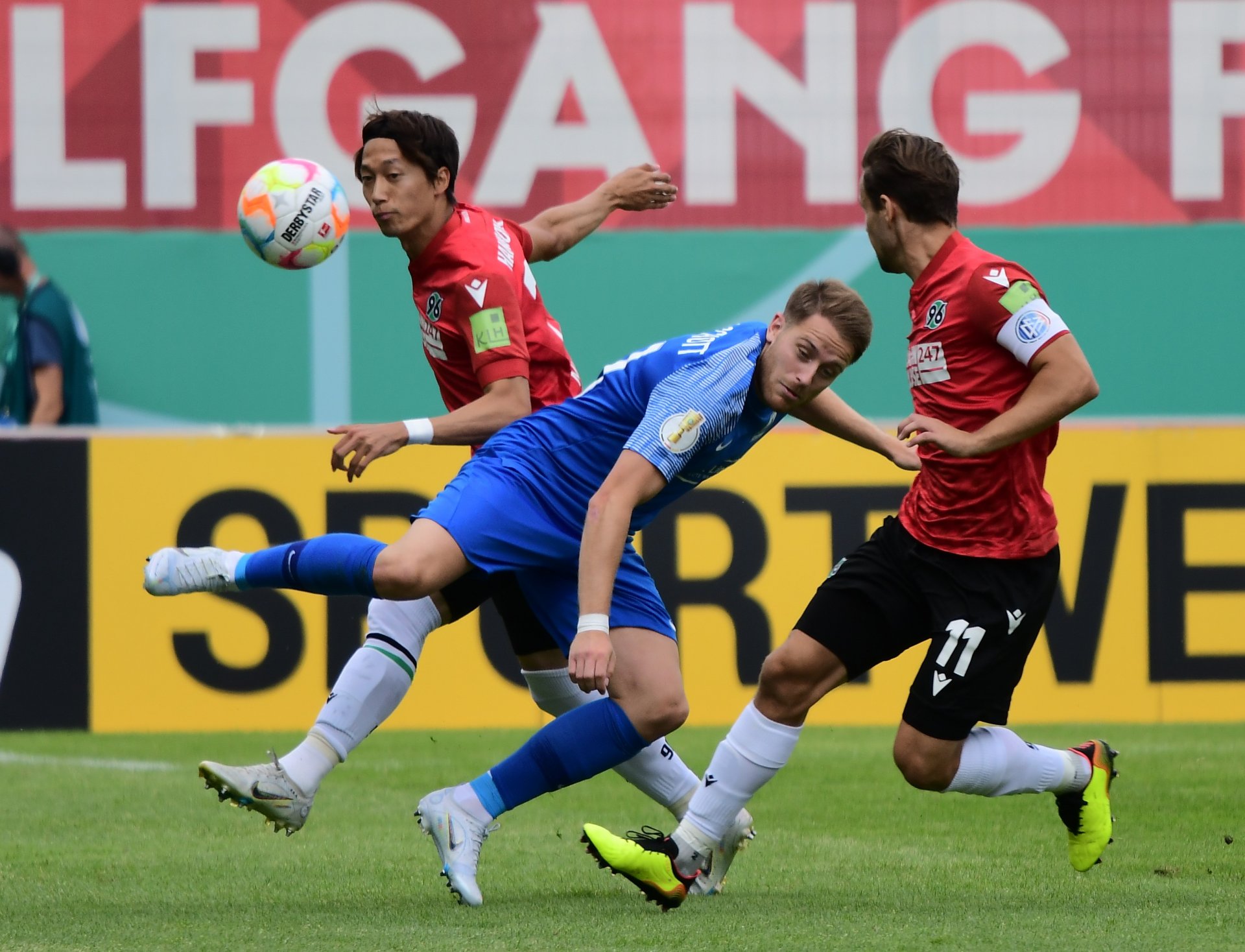 An Engagement mangelte es dem TSV Schott nicht, egal ob im Eins-gegen-zwei, wie hier Tim Müller gegen Sei Muroya und Louis Schaub…