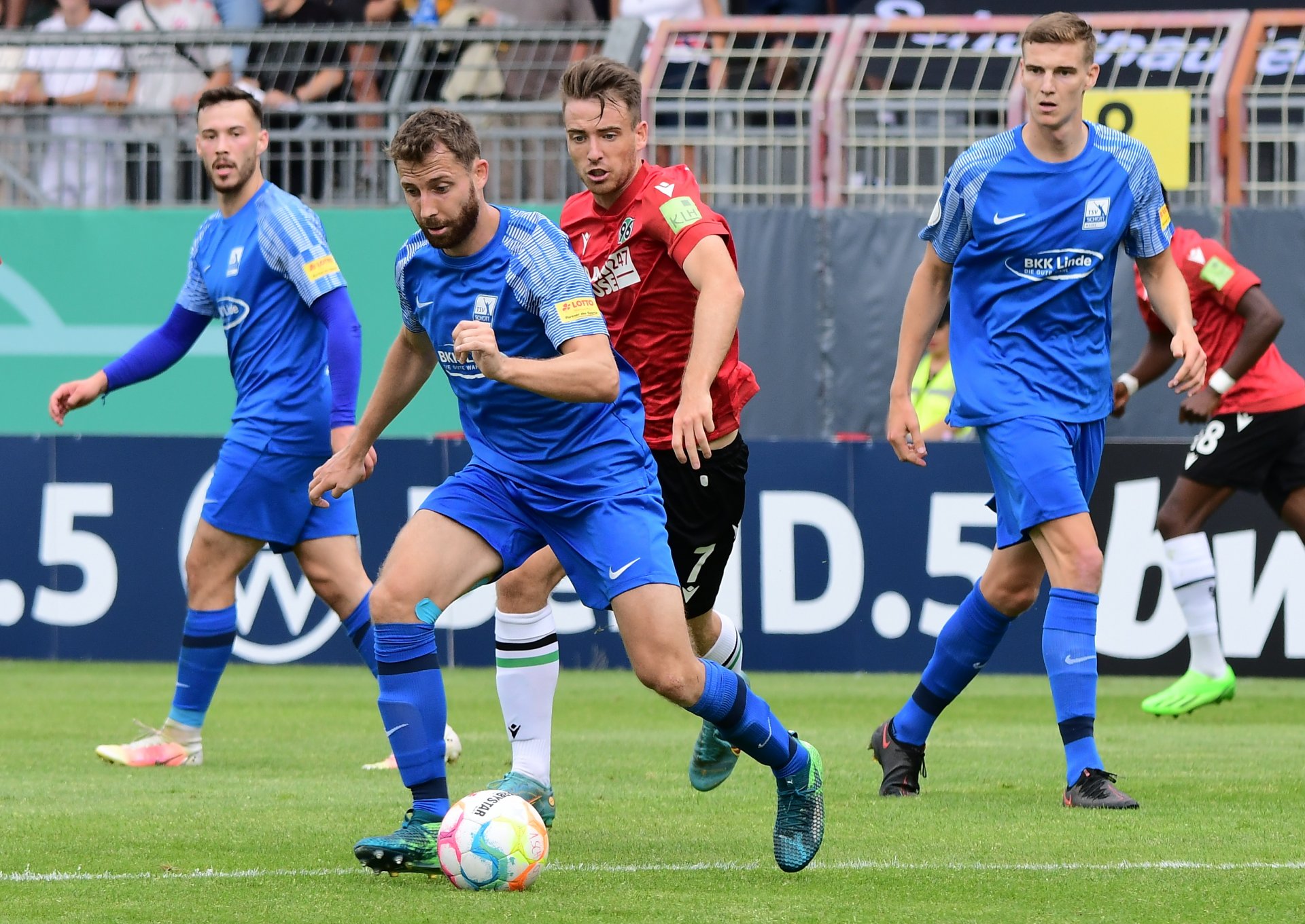 Nicklas Schlosser gehörte zu den stärksten Mainzer. In der Innenverteidigung liefen er und Nebenmann…