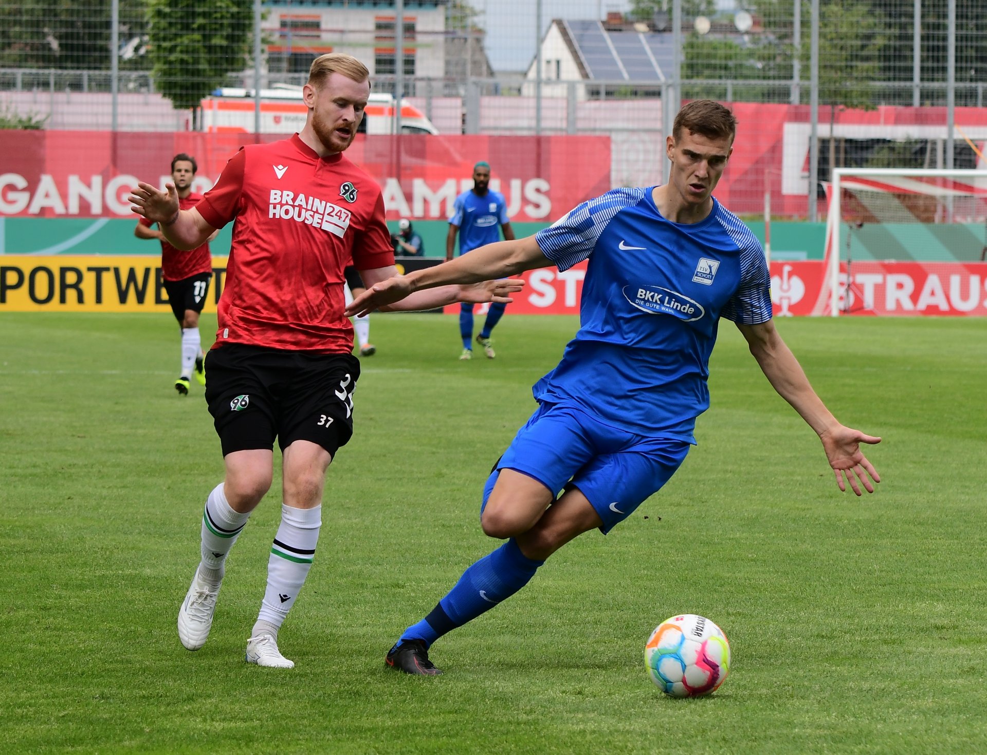 ...Dominik Ahlbach jede Menge Bälle ab. Ahlbach hatte in der 36. Minute Pech, als er eine Hereingabe zum 0:1 ins eigene Tor klärte...