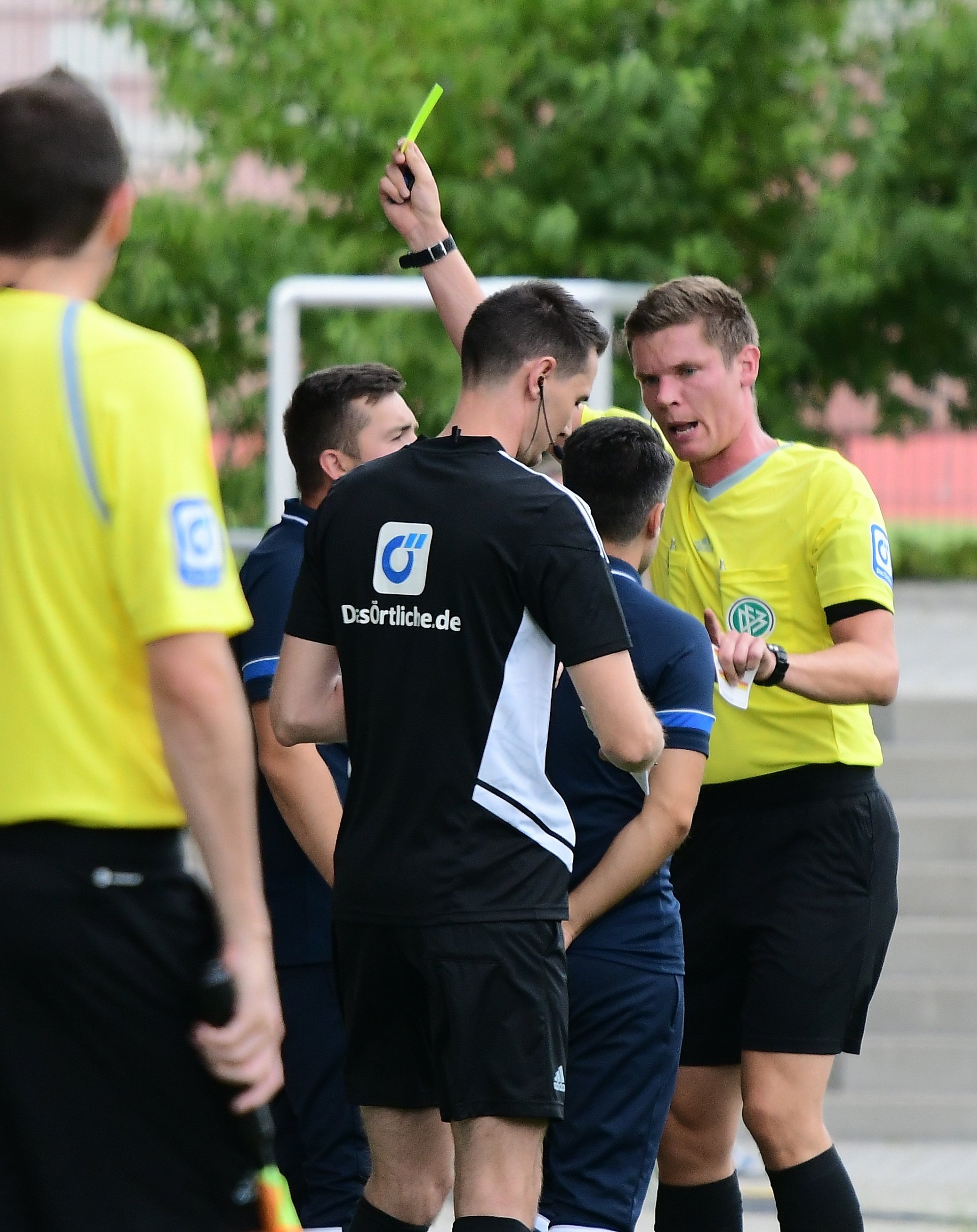 Dem 0:1 war ein Foul an Etienne Portmann vorausgegangen. Dass die 96er danach den Ball nicht ins Aus spielten, empörte Kotrainer Marco Senftleben so sehr, dass er sich eine Gelbe Karte einhandelte.