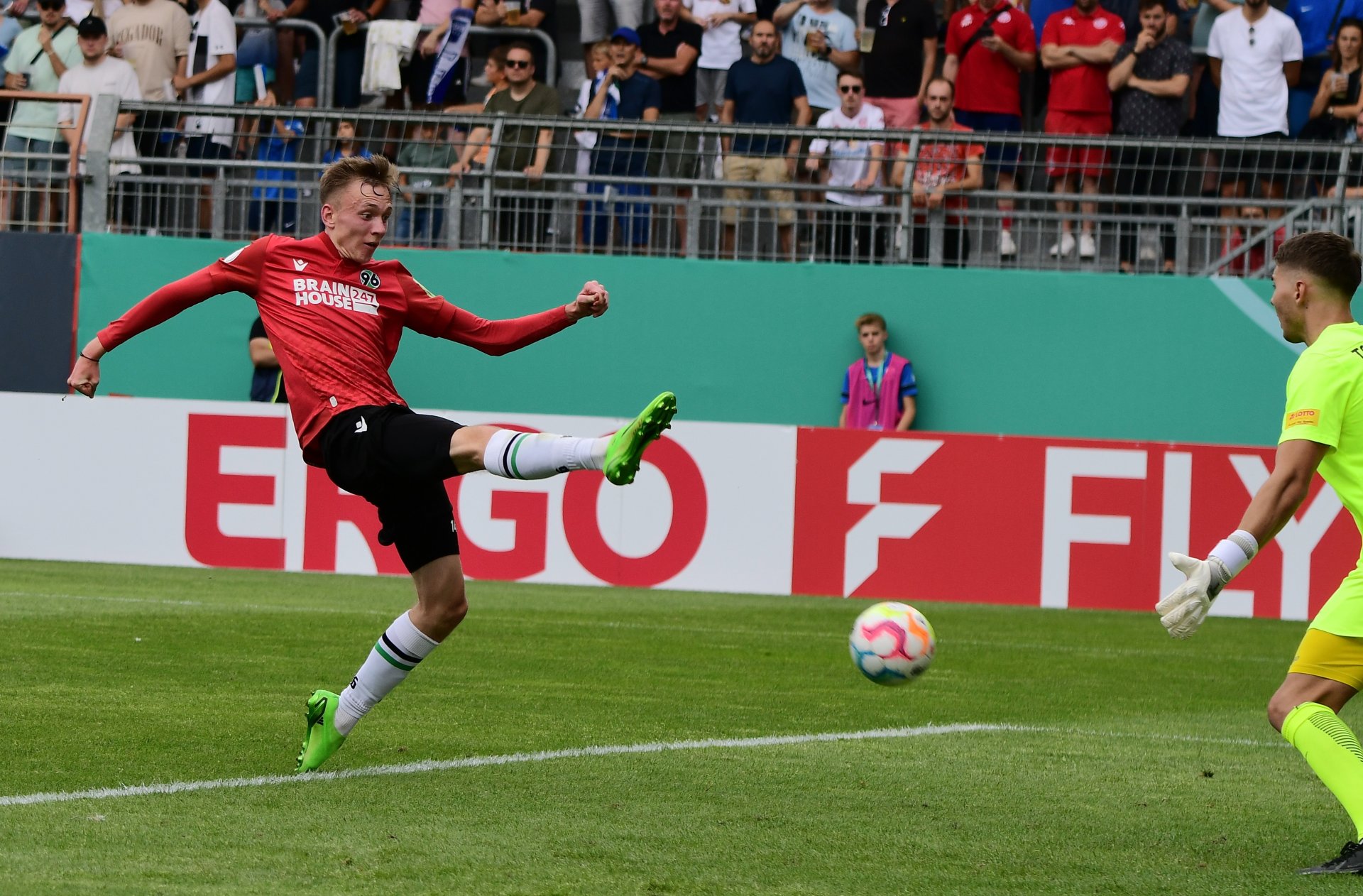 Als Maximilian Beier diesen Ball noch mit der Fußspitze erwischte, war Tim Hansen zum zweiten Mal geschlagen.