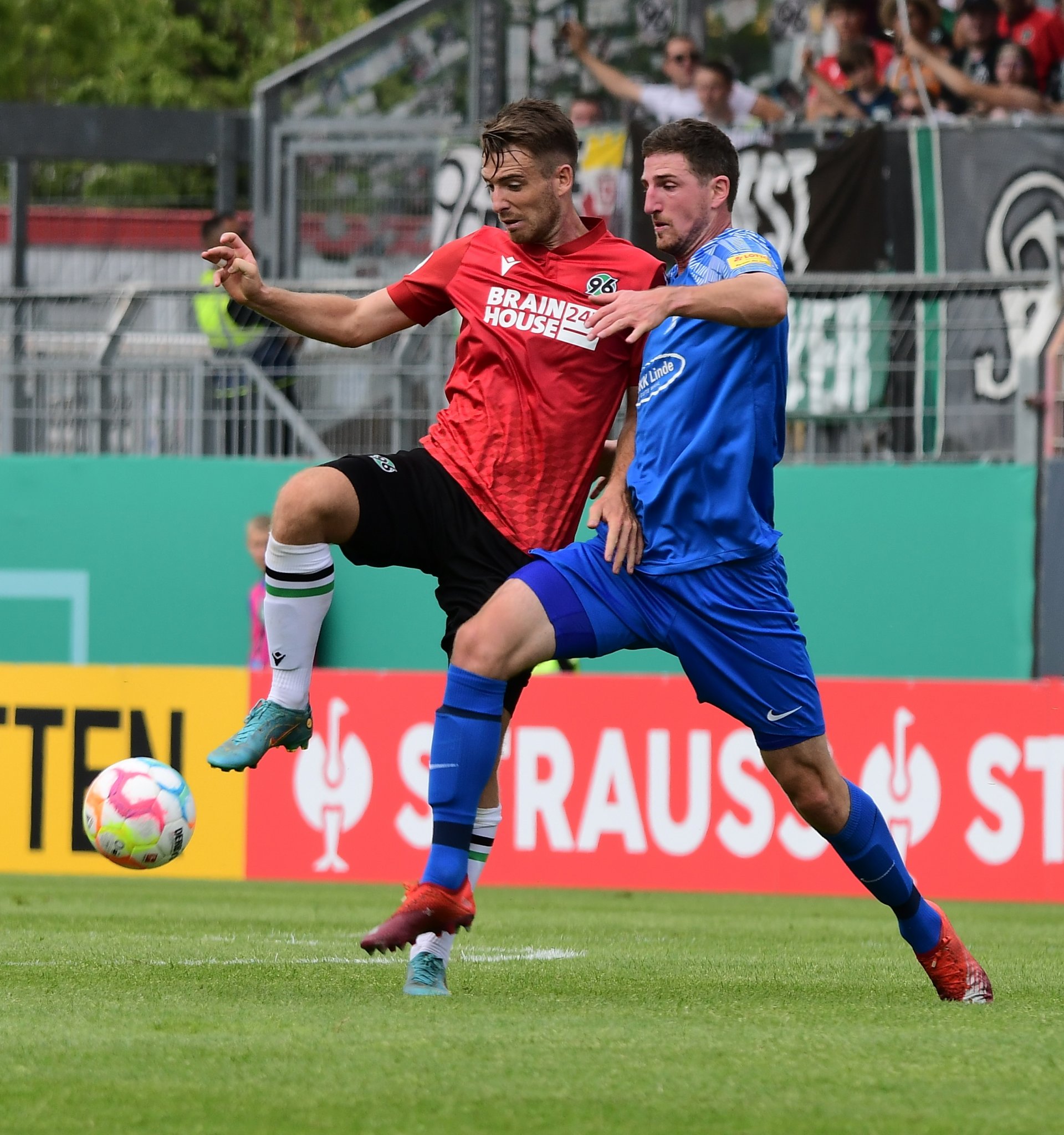 Im Verlauf der zweiten Halbzeit wuchs der Druck der Gäste, Schott-Routinier Manuel Schneider und seine Mitspieler mussten viel Laufarbeit verrichten.