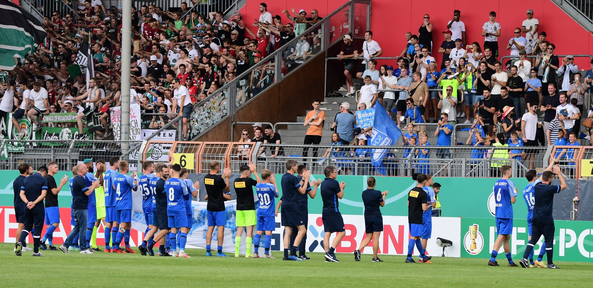 …und die Mannschaft kam nach dem Abpfiff zu den Fans…