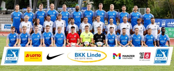 Der Kader des TSV Schott 2022/23, hintere Reihe von links: Leon Kern, Étienne Portmann, Matti Rieß, Sky-Milton Bohne, Christian Hahn, Pierre Merkel, Dominik Ahlbach, Manuel Schneider, Lars Hermann, Konstantin Fring, Anes Abdiovski, Edis Sinanovic. Mittlere Reihe von links: Dieter Senftleben (Betreuer), Carina Eichberger (Physiotherapeutin), Jürgen Griesinger (Physiotherapeut), Erik Strubel (Torwarttrainer), Aydin Ay (Trainer), Bernd Bangel (Kotrainer),  Christoph Schunck (Kotrainer), Radoslav Radev (Athletiktrainer), Volker Hahn (Betreuer), Alexander Merz (Torwarttrainer), Marcel Heeg (Betreuer/Social Media). Vordere Reihe von links: Dorian Cucchiara, Tim Zimmermann, Raul Romero Centeno, Kevin Floßmann, Luis Kersthold,  Ben Hellmann, Tim Hansen, Christoph Grimm, Johannes Gansmann, Silas Schwarz, Tim Müller, Nikolas Obas, Tawfeeq Johnson.  Es fehlen: Julius Haas, Nicklas Schlosser, Marco Senftleben (spielender Kotrainer).