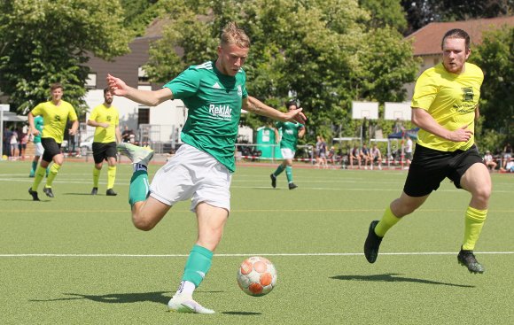 Levin Przybysz (l.) und der VfR Nierstein mussten in den Aufstiegsspielen dem FC Haßloch den Vortritt lassen und wollen sich jetzt in der Bezirksliga weiterentwickeln.