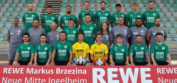 Der Kader der SpVgg Ingelheim 2022/23, hintere Reihe von links: Chris Hörrmann, Lukas Pieper, Sandro Zey, Marvin Kaulfuß, Max Sponheimer, Lion Deisen, Marcel Radschuweit, Jonas Becker. Mittlere Reihe von links: Rolf Mayer (Sportlicher Leiter), Markus Zuber (Teammanager), Siegfried Weinel (Geschäftsführer), Patrick Jardella, Henri Runkel, Lena Mandrella (Physiotherapeutin), Carsten Jost (Torwarttrainer), Serdar Parlak (Kotrainer), Matthias Güldener (Trainer).  Vordere Reihe von links: Steffen Kühner, Jan Förstel, Kevin Hanss, Bastian Roßmannith, Torben Sparwasser, David Prüfer, Pascal Missal, Ricardo Böhringer.  Es fehlen: Jannick Czerwionka, Julian Pohlenz, Tom Zimmer, Tim Schweikardt, Christian Hack.