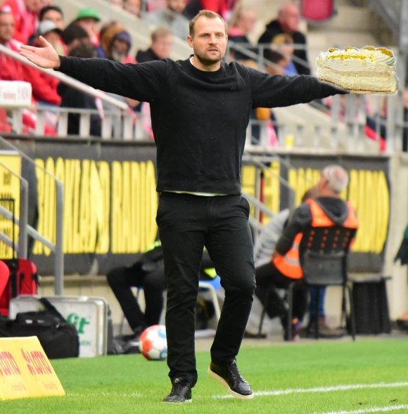 Eine Torte gab's nach der Pressekonferenz am Donnerstag anlässlich Bo Svensssons 43. Geburtstag. Die Mannschaft muss dafür sorgen, dass der Trainer sich am Samstag nicht älter fühlen wird.