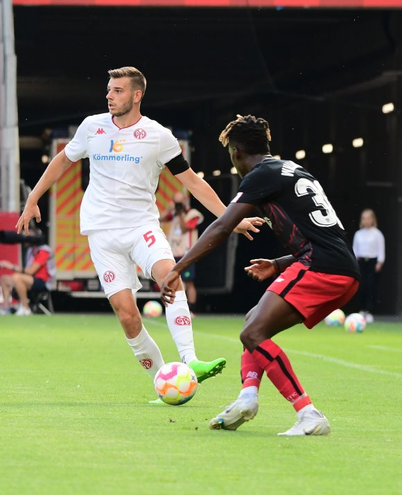 Von Bochim nach Mainz, aus der Vierer- in die Dreierkette: 05-Neuzugang Maxim Leitsch.